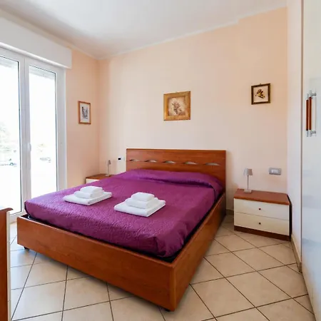 Guesthost - Comfy Balcony Flat With Sea View *
