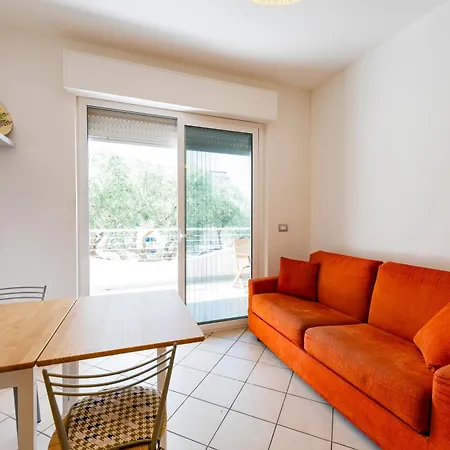 Guesthost - Comfy Balcony Flat With Sea View