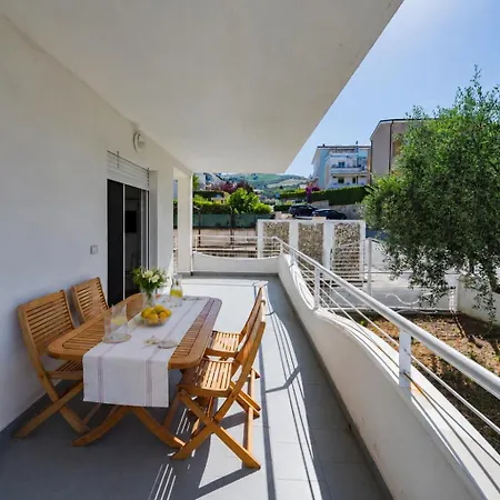 Guesthost - Comfy Balcony Flat With Sea View פינטו