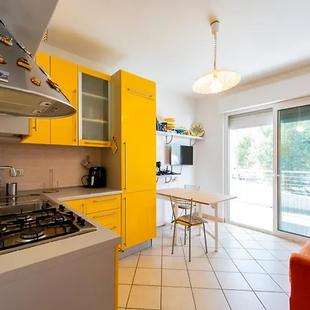 Guesthost - Comfy Balcony Flat With Sea View