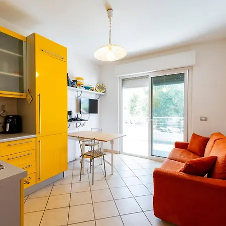 Guesthost - Comfy Balcony Flat With Sea View