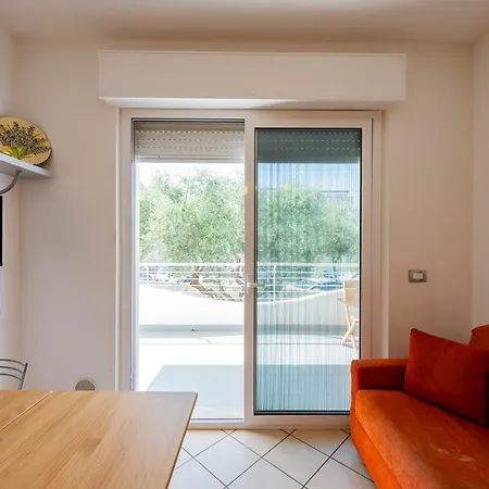 Guesthost - Comfy Balcony Flat With Sea View