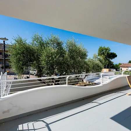 Guesthost - Comfy Balcony Flat With Sea View דירה *