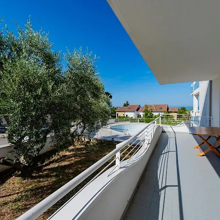 Guesthost - Comfy Balcony Flat With Sea View *