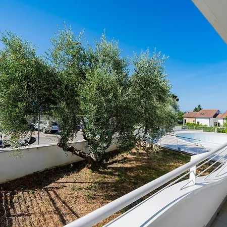 Guesthost - Comfy Balcony Flat With Sea View