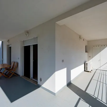 Guesthost - Comfy Balcony Flat With Sea View