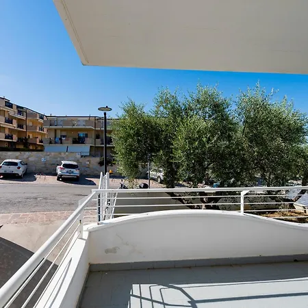 Guesthost - Comfy Balcony Flat With Sea View