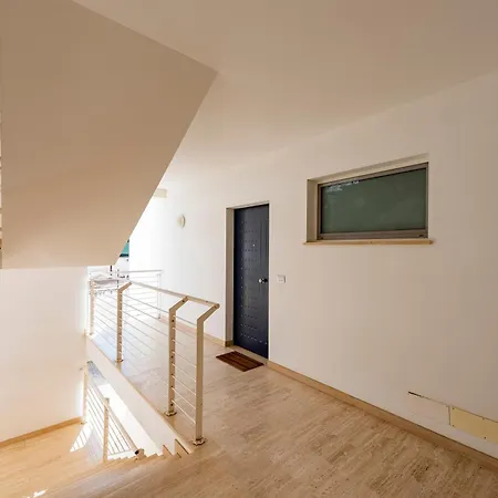 דירה Guesthost - Comfy Balcony Flat With Sea View *