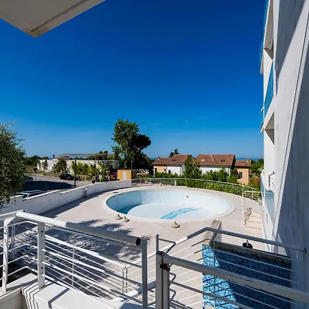 Guesthost - Comfy Balcony Flat With Sea View דירה *