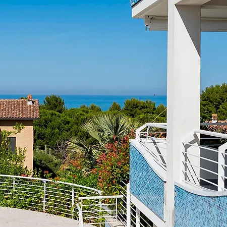 Guesthost - Comfy Balcony Flat With Sea View *