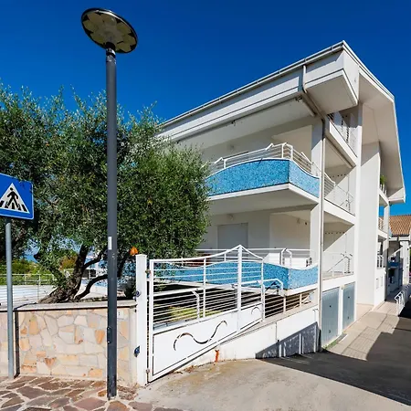 Guesthost - Comfy Balcony Flat With Sea View דירה פינטו